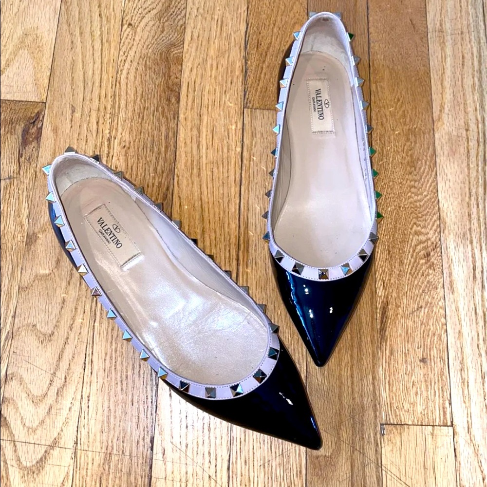 Valentino Rockstud Flats in black patent leather and blush trim- EUC